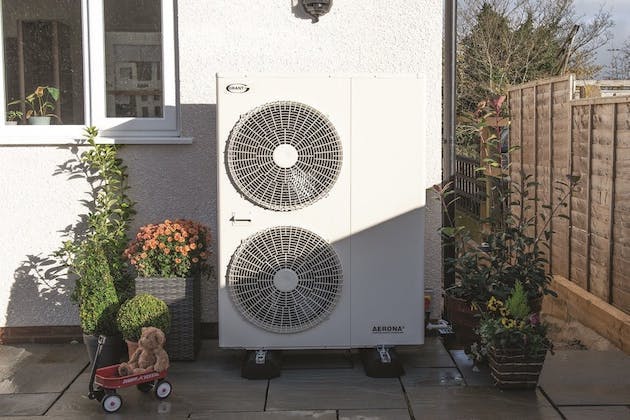 How does the defrost cycle work on Grant Aerona heat pumps?