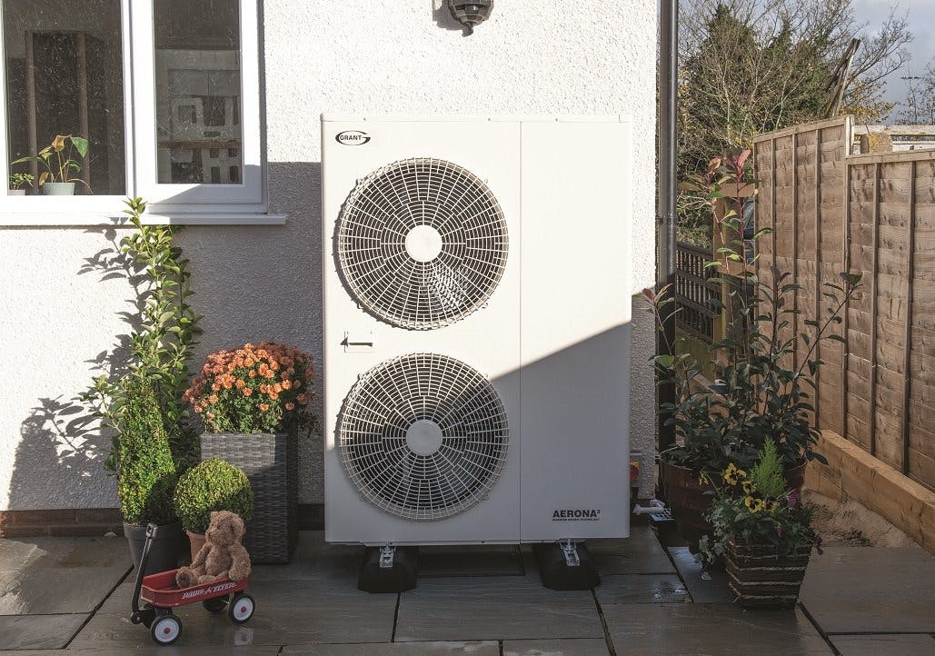 How does the defrost cycle work on Grant Aerona heat pumps?